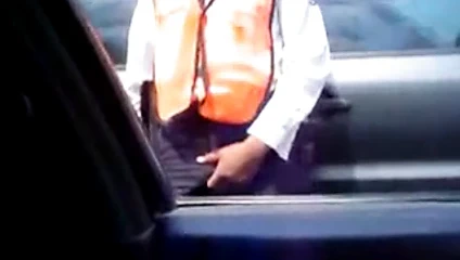 Guarda de Transito tocando sua mala