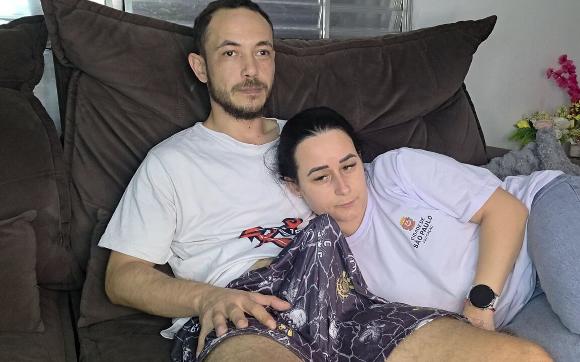 Üvey kız kardeş üniversiteden eve geliyor. ve brezilya oyunundan dikkatimi dağıtıyor