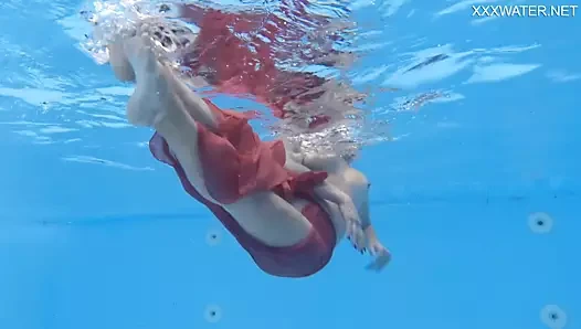 En ateşli orta yaşlı seksi kadın su altında soyunuyor