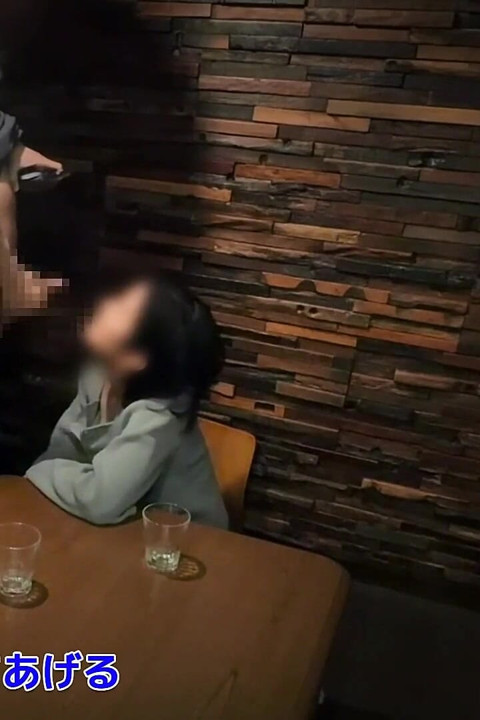 Gece yarısı barda seks, yakın kadın arkadaşımla oynaşırken erotik anahtarımız açıktı
