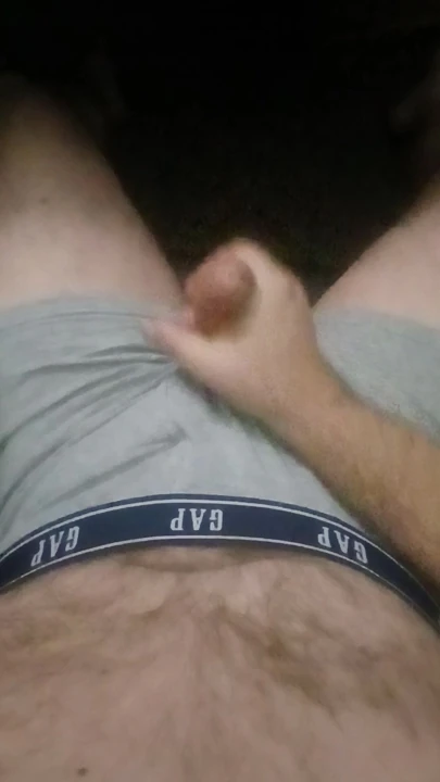 Açık gri gap boxerbriefs'te mastürbasyon yapıyor