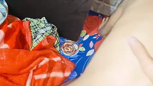 Küçük köy evinde pinky self chudai ile domalma.