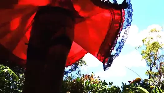 Dönen kırmızı saten elbiseli korkak ray