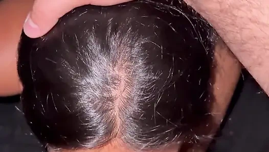 Azgın üvey anne bol tükürükle lezzetli bir oral seks ile beni uyandırıyor