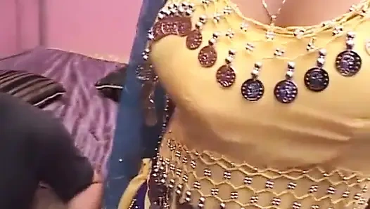 Yatak odasında doğal büyük memeli Asyalı