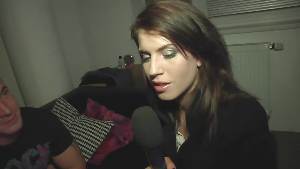 İki seksi hatun bir sert yarağı paylaşıyor
