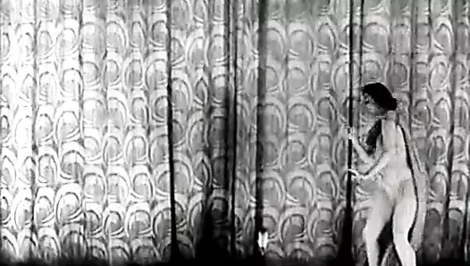 Olgun bayan sahnede şeritler (1940'larda vintage)