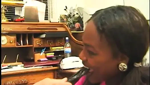 Siyah sürtük beyaz adam tarafından götten sikiliyor