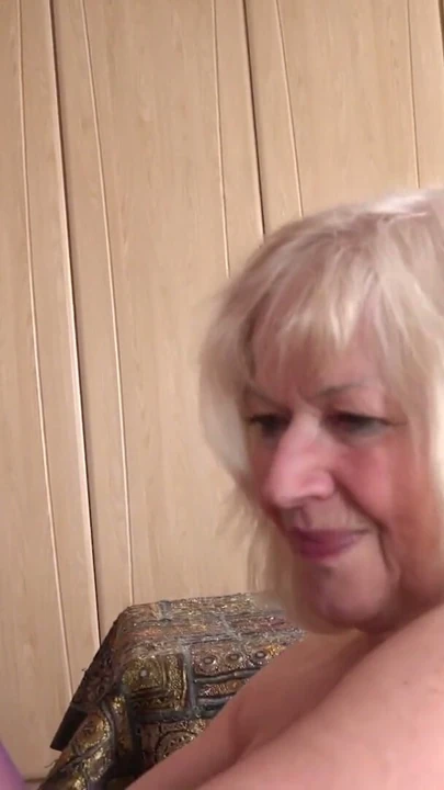69 Yaşındaki İri Memeli Üvey Anne Louise Seni Olgun Porno İzlerken Yakalıyor | Bölüm 3