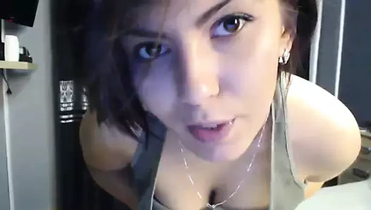 Sevimli dik bebek am ile oynuyor