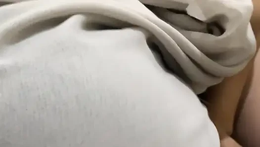 Güzel bir tesettürlü kızın ağzında