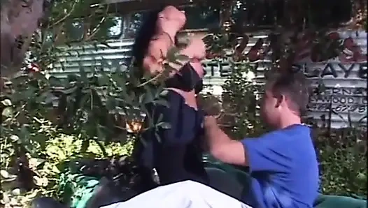 Güzel büyük memeli amcık bahçede sikişiyor