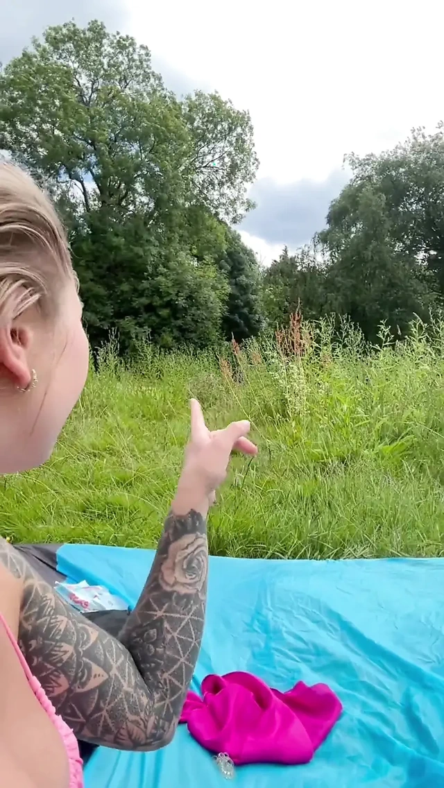 Herkesin içinde tek başına fışkırtıyor