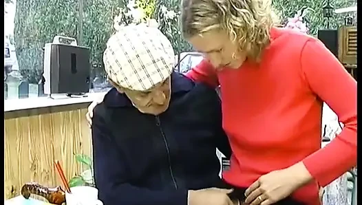 Dede yeni bir araba karşılığında genç bir kaltağı sikiyor
