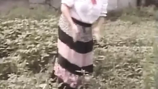 Kıllı nine genç adamın penisi için bacaklarını açıyor