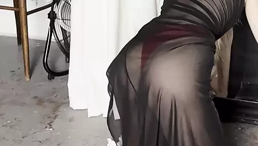 Şeffaf elbiseli ve külotlu kız temizlik yapıyor