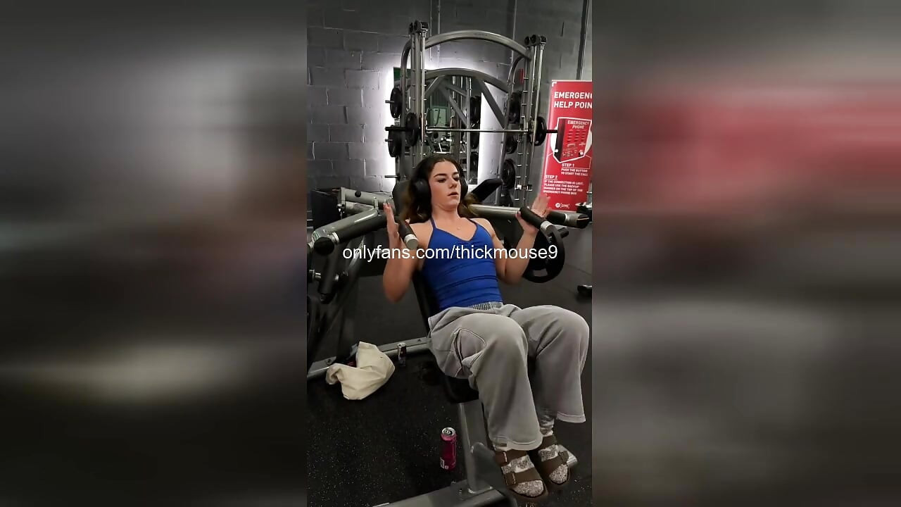 18 Yaşında Kaslı Kızın Canlı Yayında Sızan Amına Sert Sokuşlar