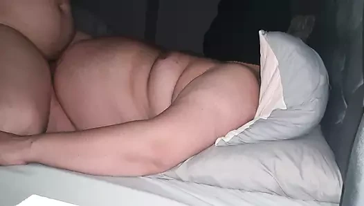 Sürtük üvey anne otel odasında üvey oğlunun yarağına biniyor