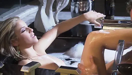 Banyo eylemi sarışın hatunla gerçekten eğleniyor