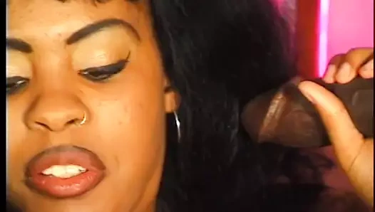 Yaramaz zenci kaltak aynı anda iki sert yarağı emiyor, sonra deliniyor