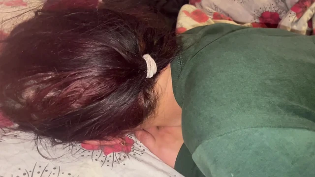 Üvey babam seni bırakmam için ağzımdan hızlı sikiyor