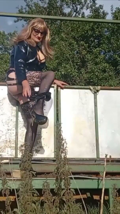 Travesti çiftlikte PVC ile oynuyor | Klip 3