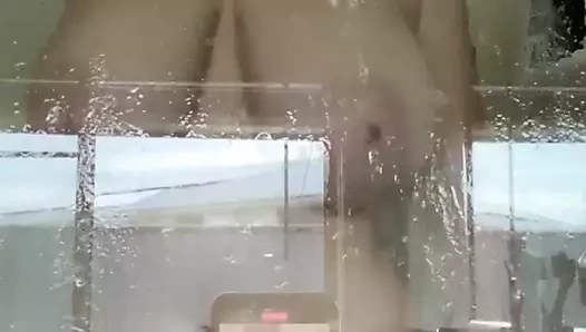 Ich dusche meine dicken Titten fuer euch