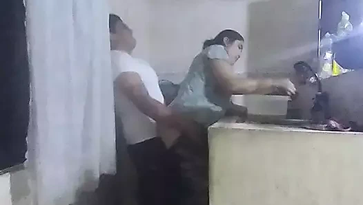 Hizmetçi patronu tarafından mutfakta tokatlıyor