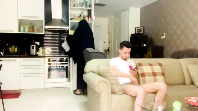 Арабский паренек трахает мачеху, потому что он все еще учится сексу. и этап - мать не возражает против обучения своего пасыня