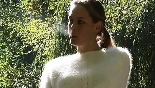 Bayan kabarık kazak sigara içiyor