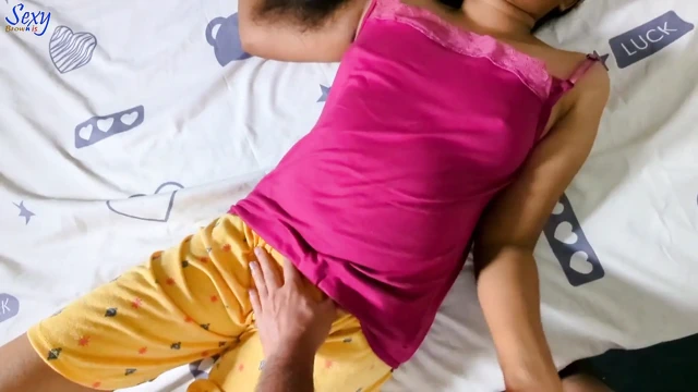 Güney Asyalı sevimli genç üvey kız kardeş ve üvey erkek kardeş romantik yüksek sesle inleyerek sikişiyor