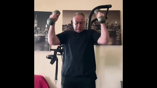 Yaşlı adam antrenmandan sonra mastürbasyon yapıyor ve sigara içiyor