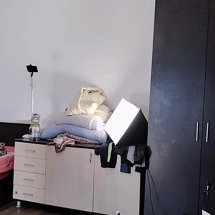 Seksi latin deniyor ve kıyafetlerini kesiyor. Kıllı seksi latin