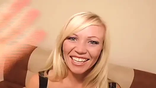 Anne siyah sahne 1_busty sarışın ev hanımı büyük siyah yaraklı arkadaşıyla sert sikişiyor