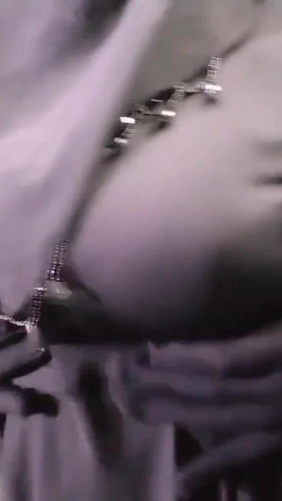 Волнующий момент из "Мусульманская хиджабская красивая бхабхи танцует и мастурбирует"