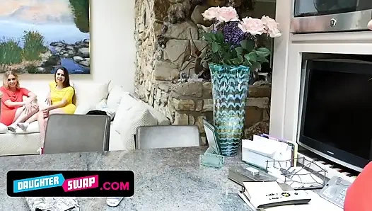 Azgın gençler Chloe Couture ve Zoey Laine'in tam tatmine nasıl ulaşacaklarını göstermek için üvey annelere ihtiyacı var