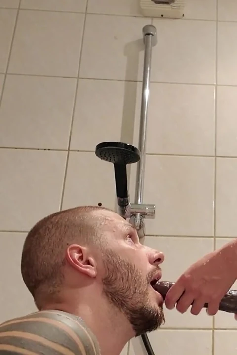 Boğazına dirseği uzun takma aldı