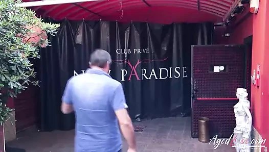 Bir büyük memeli olgun bayan grup sekste üç alıyor