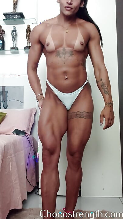 Zenci orta yaşlı seksi kadın pozları üzerinde çalışıyor