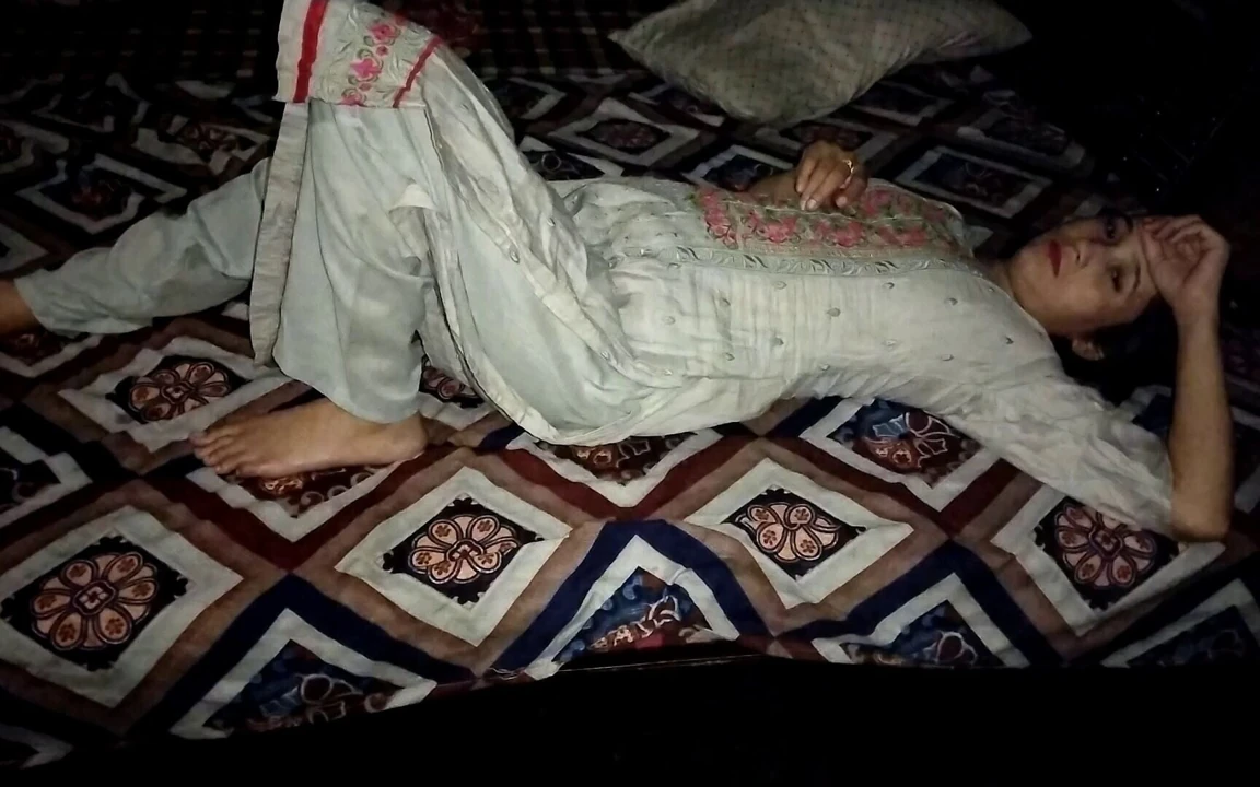 Yeni evli Hintli evli kadın hamile oluyor ama seks yapıyor