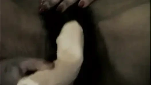Azgın olgun hatun kıllı amcığını zonklayan muzla dolduruyor