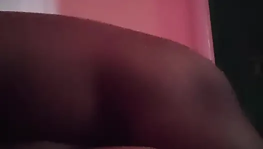 Hintli seksi kız büyük göğüslerini emiyor ve tam sert seks