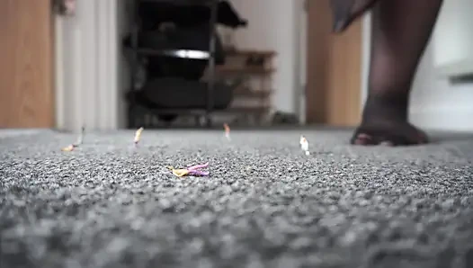 Giantess küçülen iş arkadaşlarıyla saklambaç oynuyor