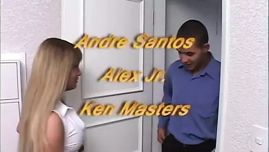 C-fincan sarışın travesti derin anal fuck için ahbabın horoz üzerine pisliğini indirir