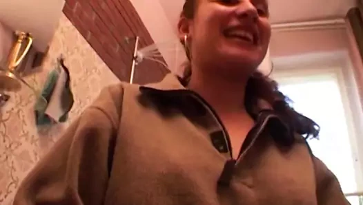 Esmer Alman bebek seviyor emme bir yüklenen pecker