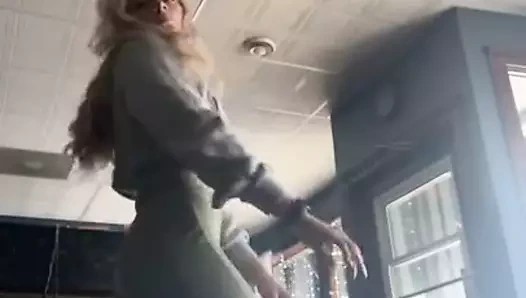 Sarışın yoga pantolonu