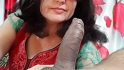 İnce ellere sahip orta yaşlı seksi kadın ekstra eğlence için üvey oğullar siyah yarak istiyor