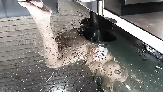 Beyaz naylon çorapla fışkırtıyor