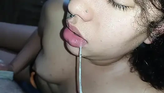 Çok hızlı ve çok sert, kadın yarağının sapında lezzetli gulletini sallıyor