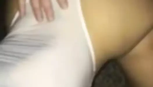 Dupeczka rznieta na dwa baty ciagnie duzego kutasa i daje